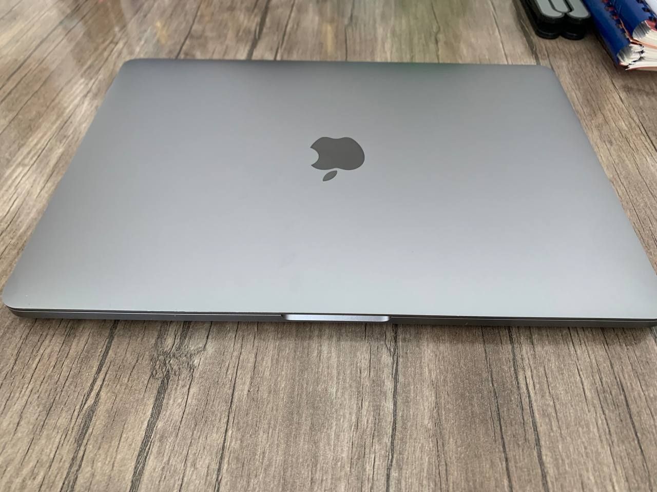 Macbook core 5, srochna sotiladi