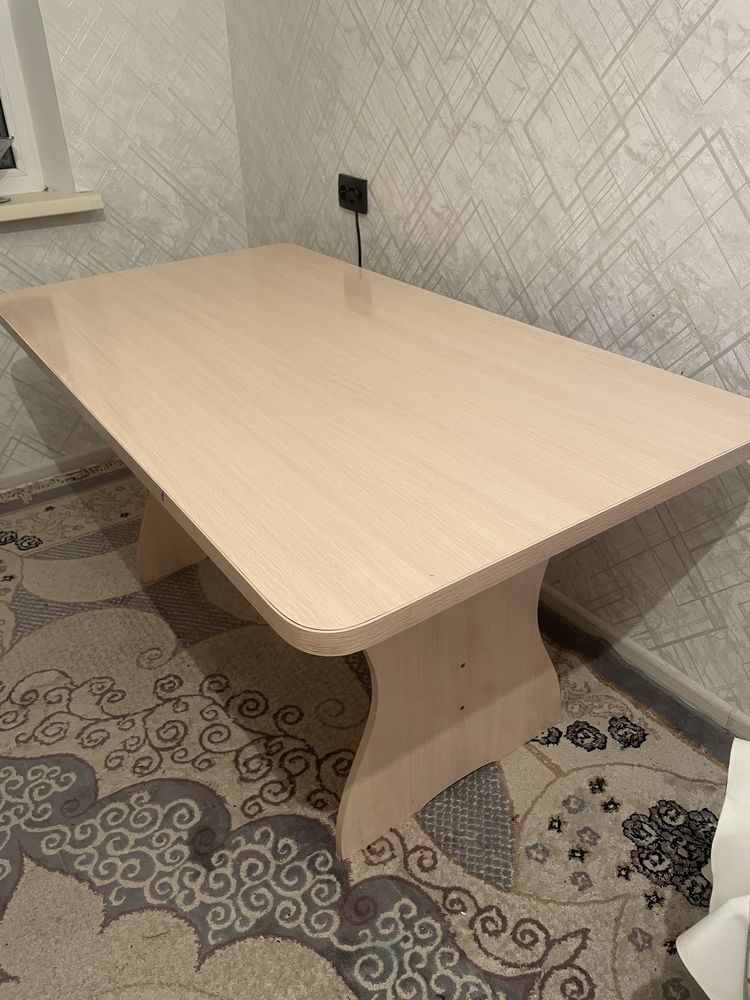 Продается стол 1,5 м