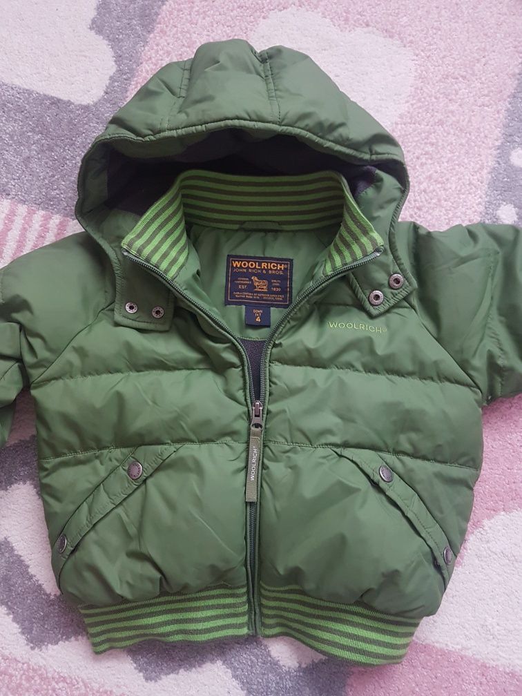 Geaca din puf Woolrich pt baieti de 4-5 ani,originala