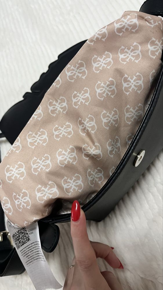 Черна чанта guess girl