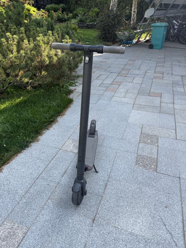 Продается самокат Ninebot by Segway ES1