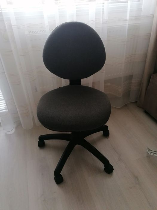 Въртящ се офис стол