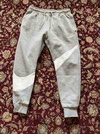 Vând pantaloni nike trademark M