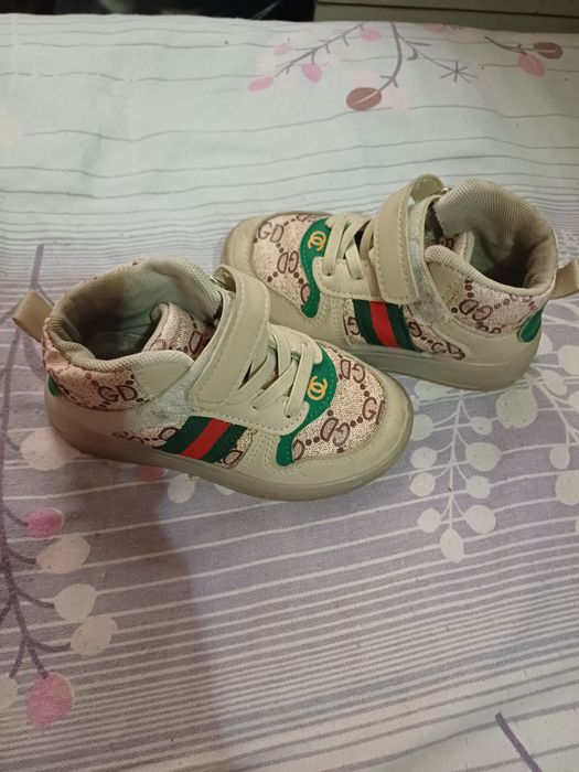 Продаю кроссовка размер 27