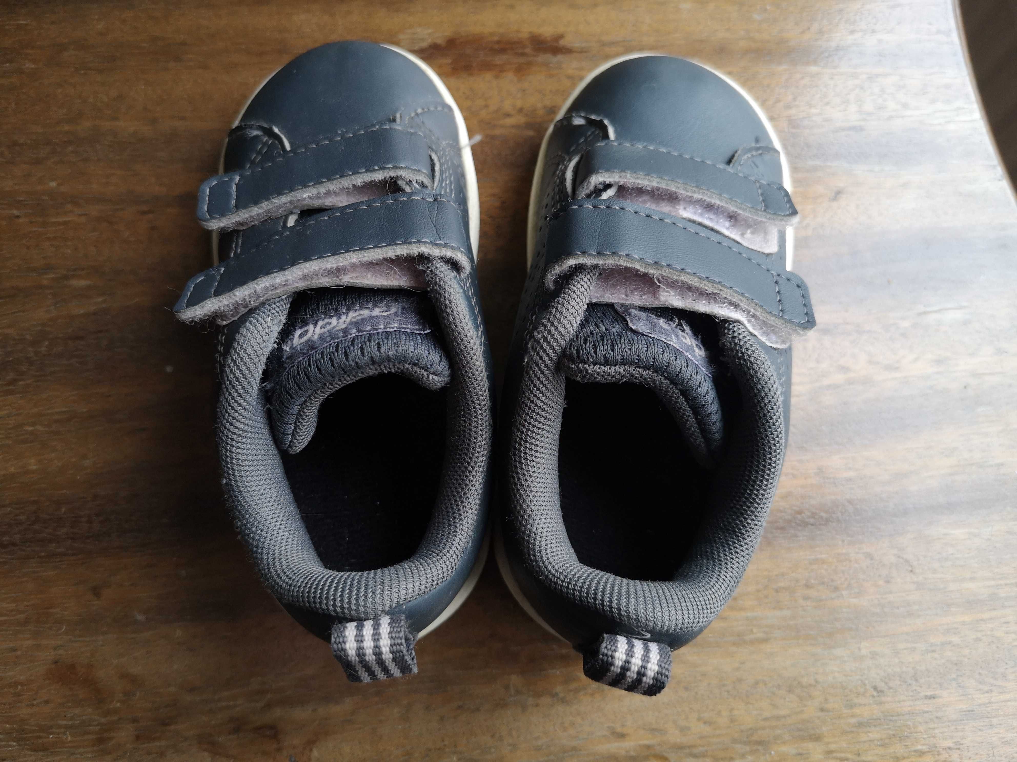Детски обувки Adidas номер 22