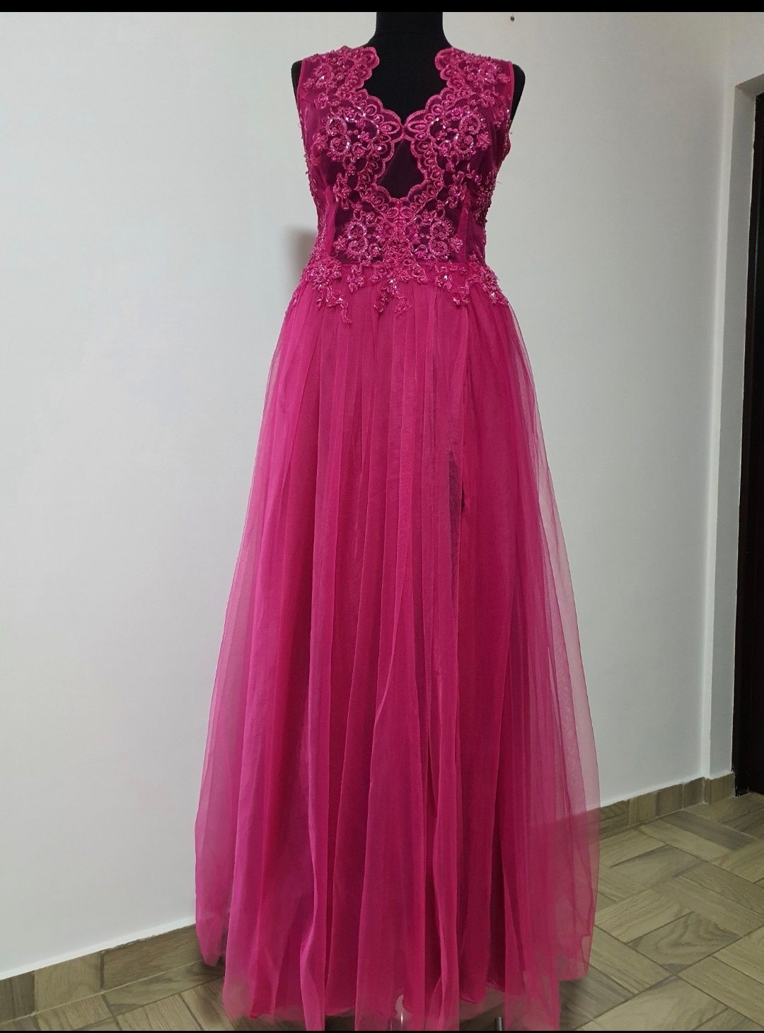 Rochie ampla rosu Rubin dantela brodata din matase naturala si tull;