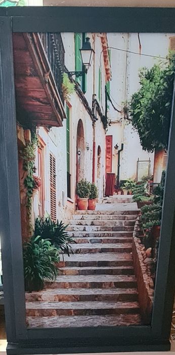 Vand fereastra falsa iluminata led strada Grecia