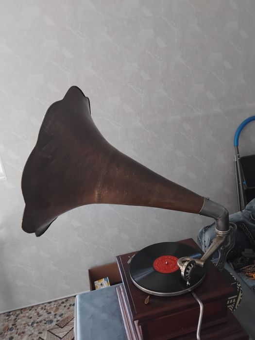 Superb gramofon, patefon original MASTER'S VOICE fabricat în 1924.