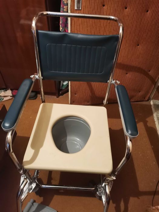 Стол тоалетна за хора с увреждания