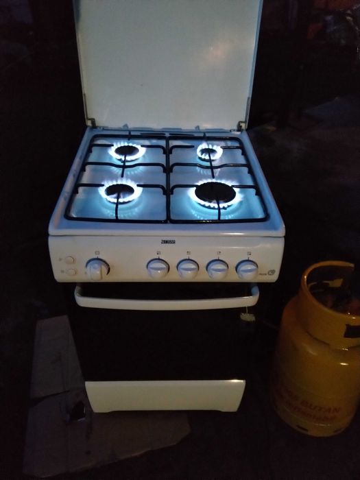 Vând aragaz ZANUSSI + Butelie plină + Ceas și furtun nou !!!