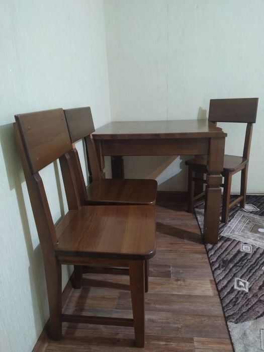 Стол и стулья деревянные