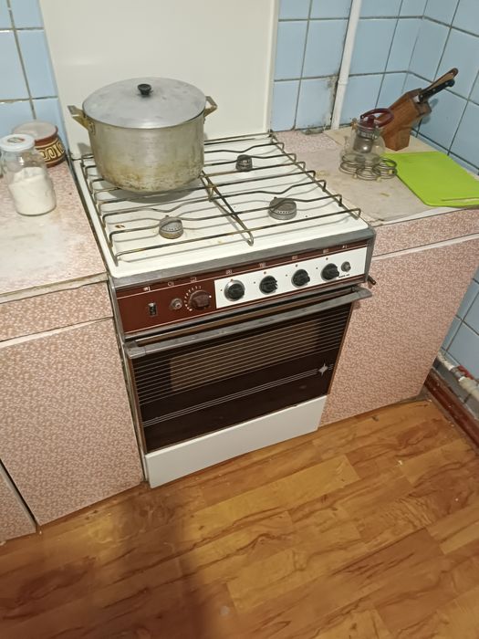 Кухня мини мебель и газ сатылады