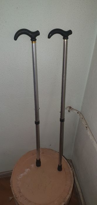 Vând 2 Bastoane  metalice reglabile pe înălțime!