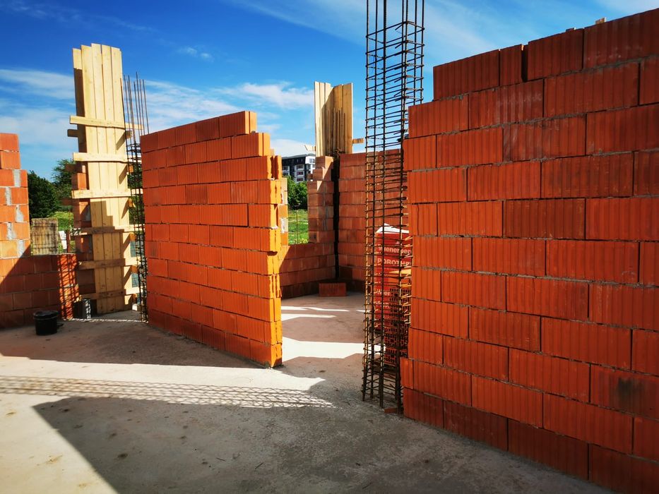 Construim case la rosu sau la cheie