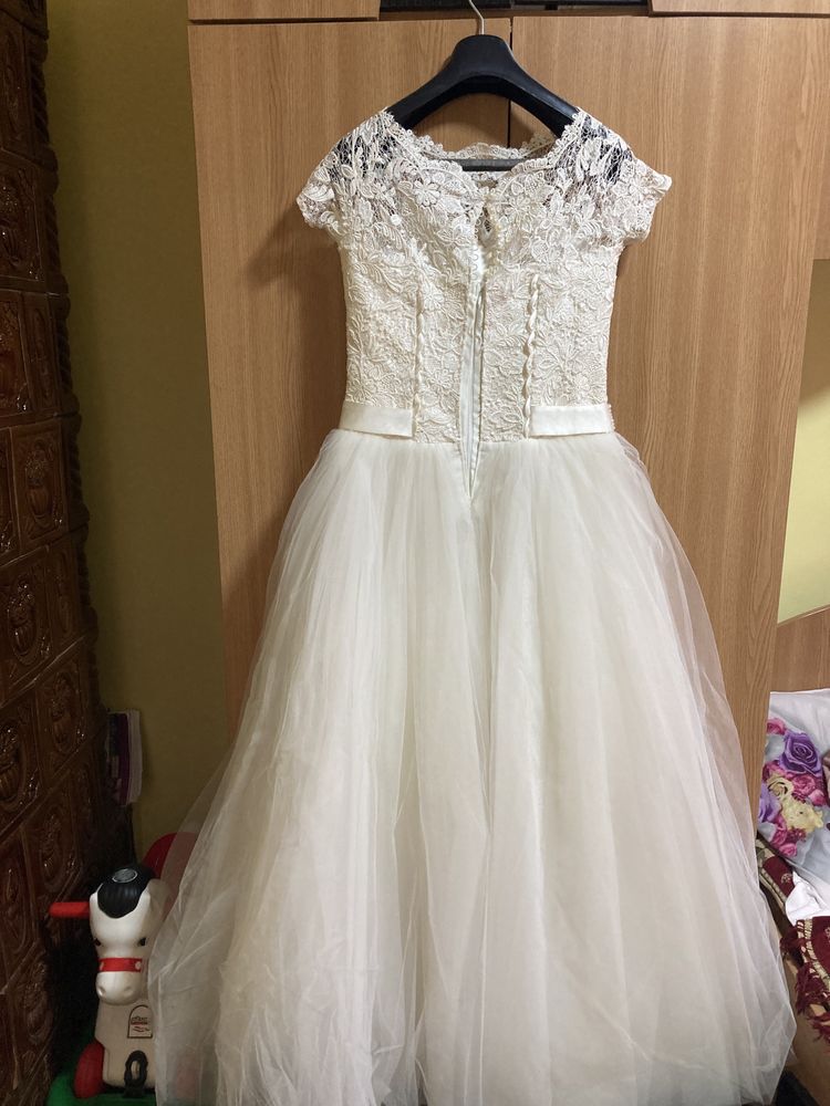 Rochie de mireasa și costum de mire