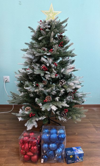 Ёлка новогодняя в комплекте игрушки