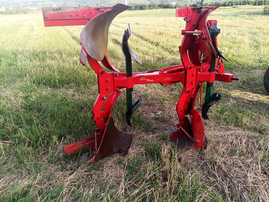 Plug reversibil hidraulic cu două brazde