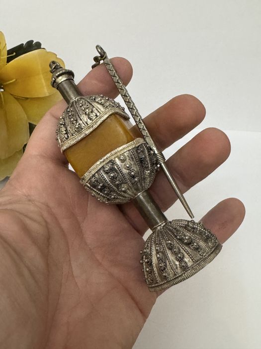 Rar! Vas Kohl antic din argint si chihlimbar oriental. Machiaj