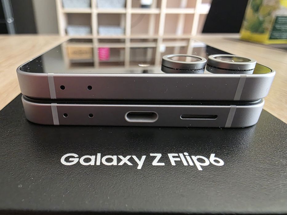 Перфектен Samsung Z Flip 6 256GB Silver Shadow, в гаранция