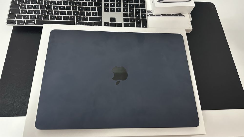 Vând Setup: Macbook Air M2 | Magic Mouse & Keyboard