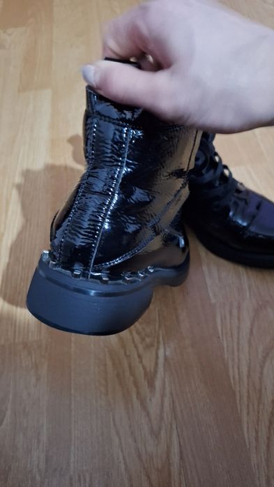 Vînd ghete din piele.