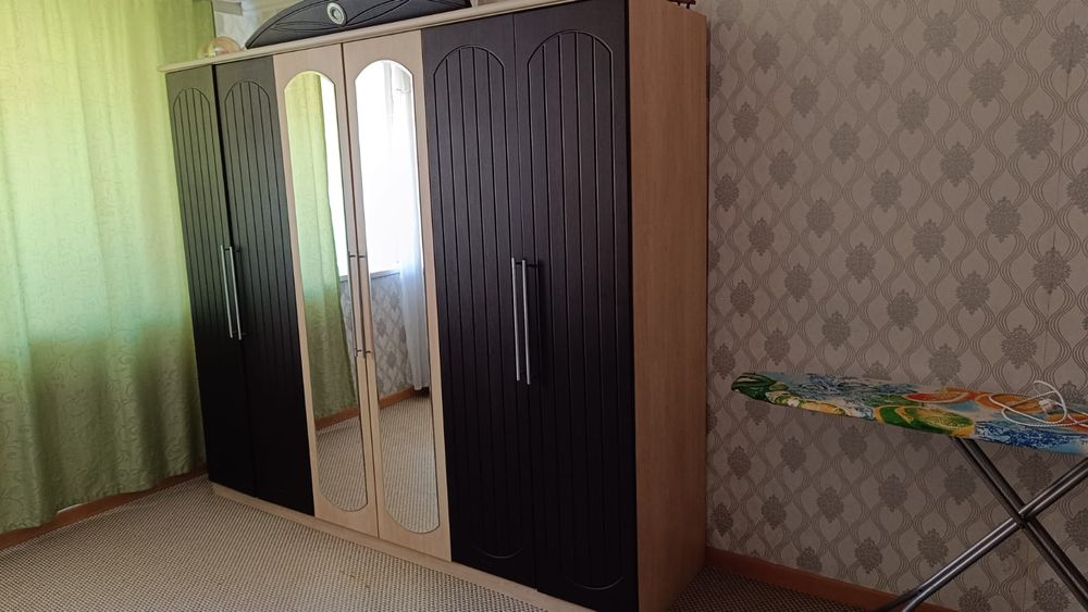 Продам шкаф с комодом и тумбочками