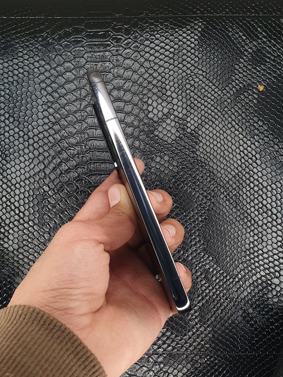 Samsung galaxy s22 5G  8/256gb holati yaxshi