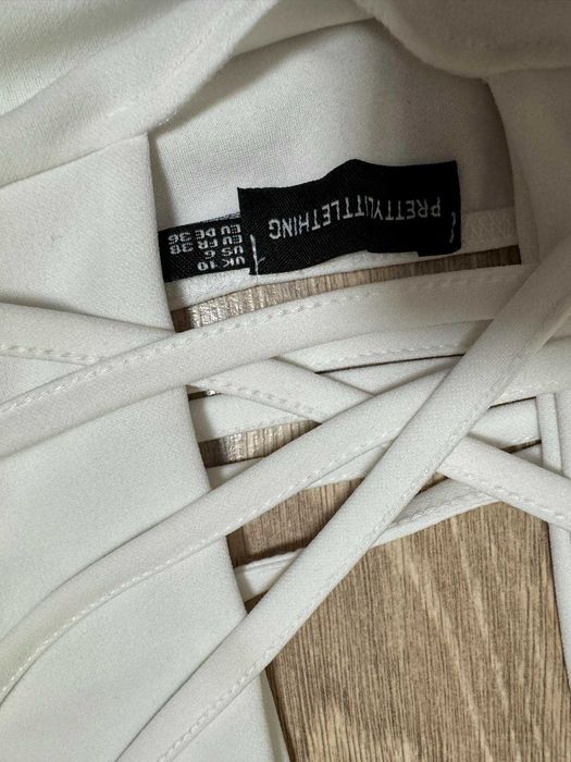 Бяла мини лятна рокля с дългри презрамки, които се осукват през кръста