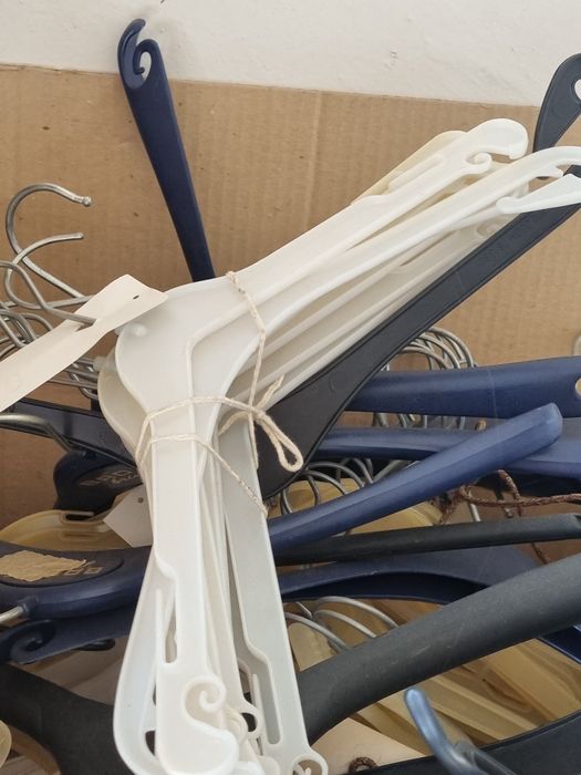 Продавам закачалки за дрехи