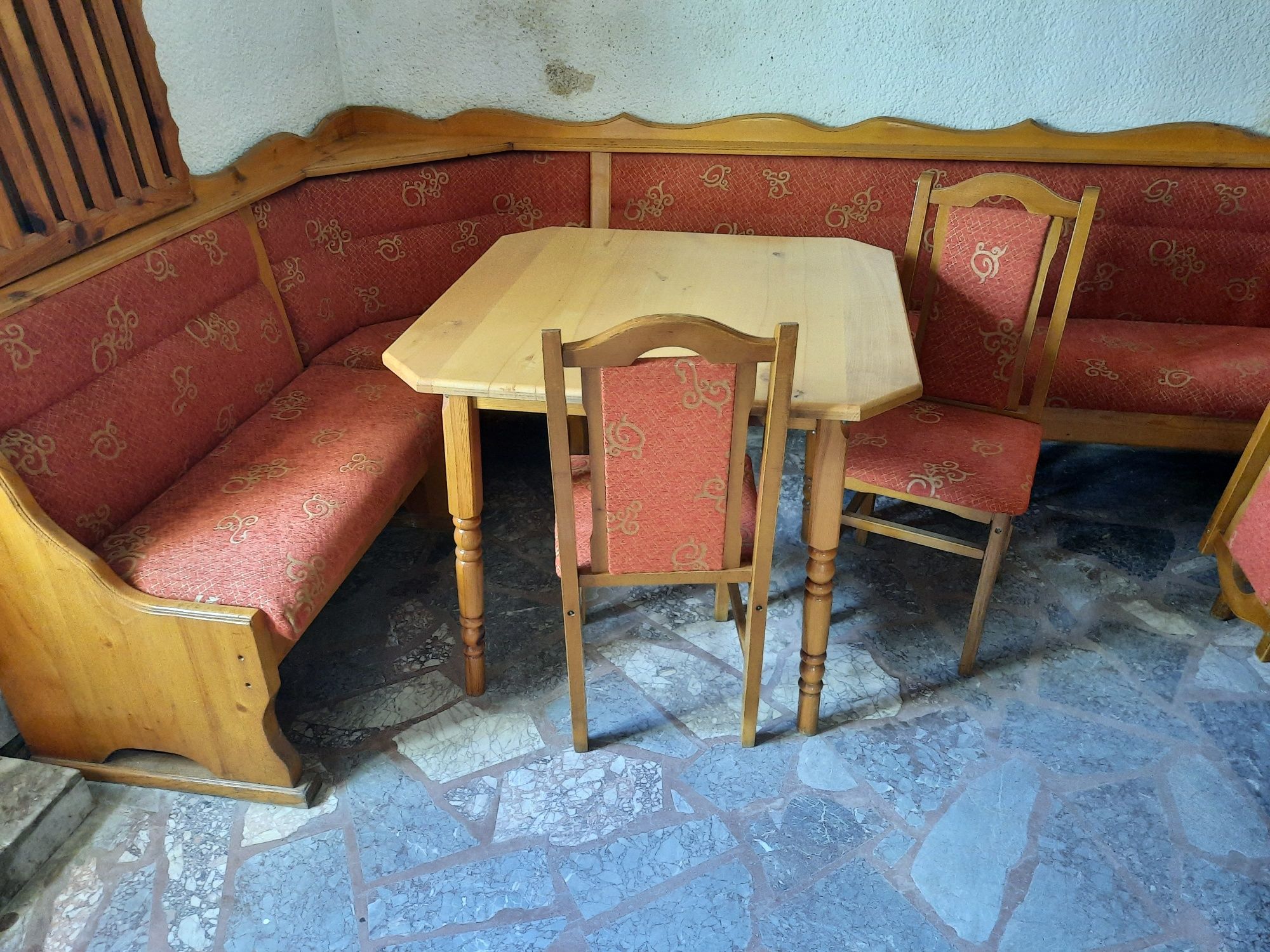 Маси,столове и пейки за заведение.