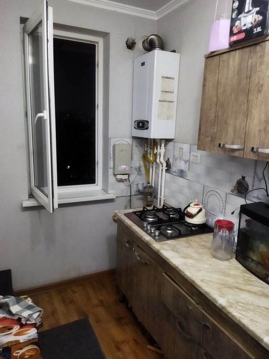 Qorasuv 6 2 xonalik uy sotiladi