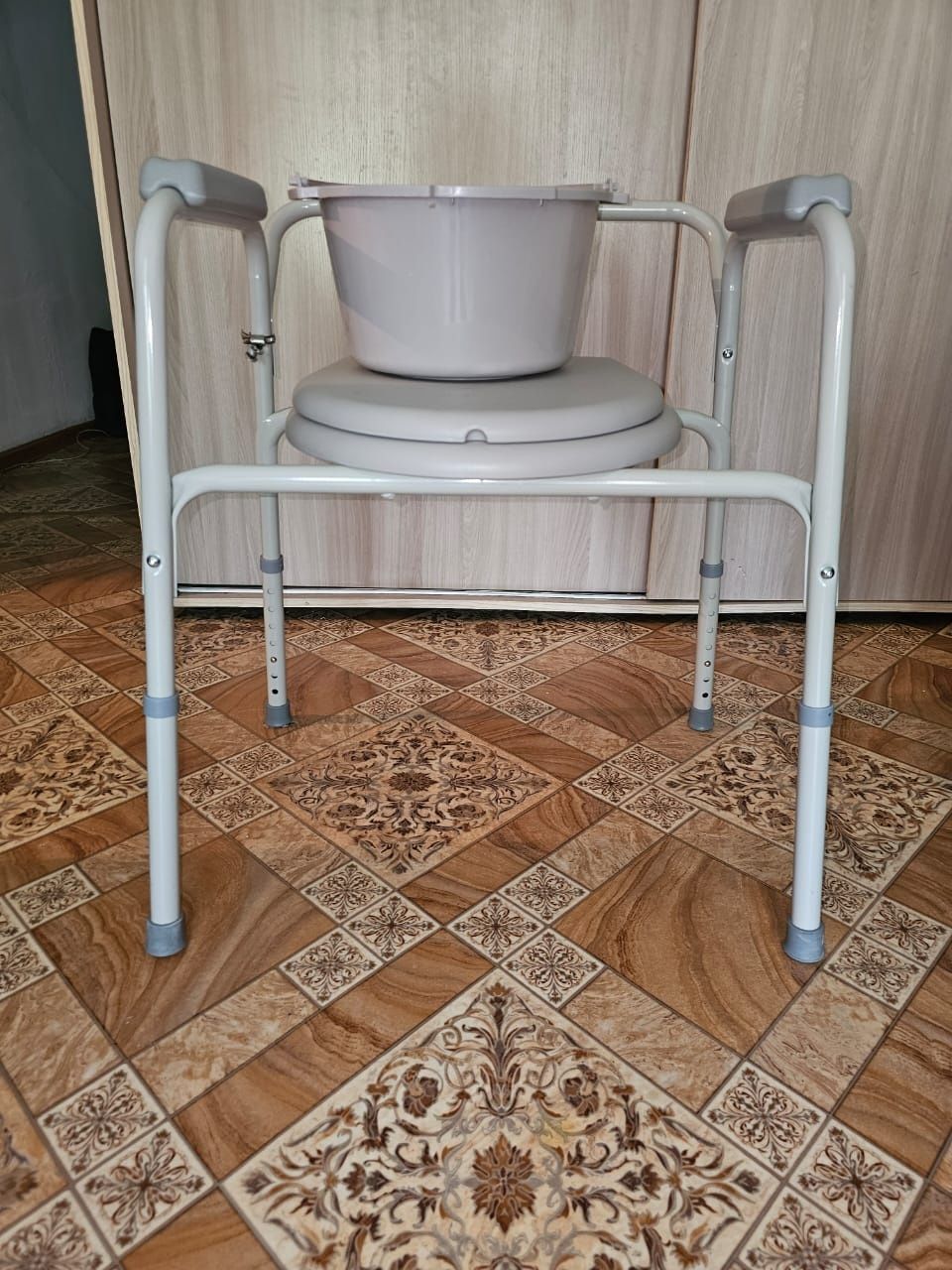 Продам  кресло туалет с санитарным оснащением