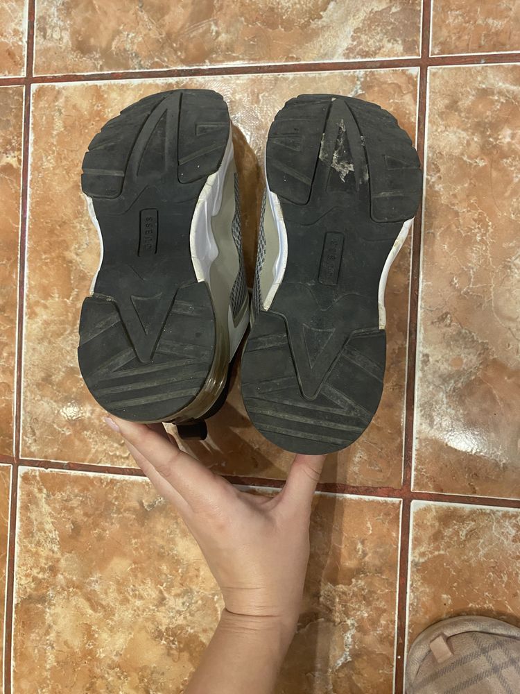 Vând adidași Guess