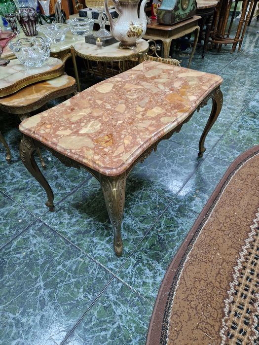 Чудесна антикварна бронзова масичка с мраморен плот