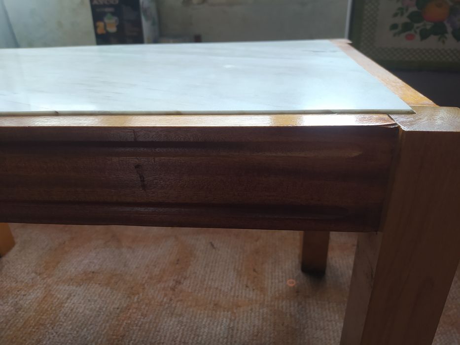 Ръчно изработена холна маса с полиран мраморен плот