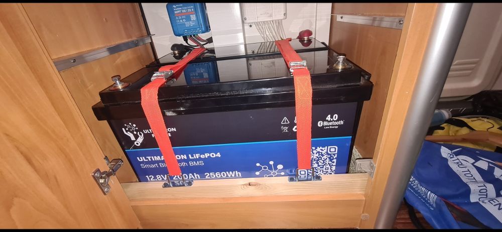 Vând două baterii Litiu Fier Fosfat LiFePo4 Ultimatron 200 Ah in Garan