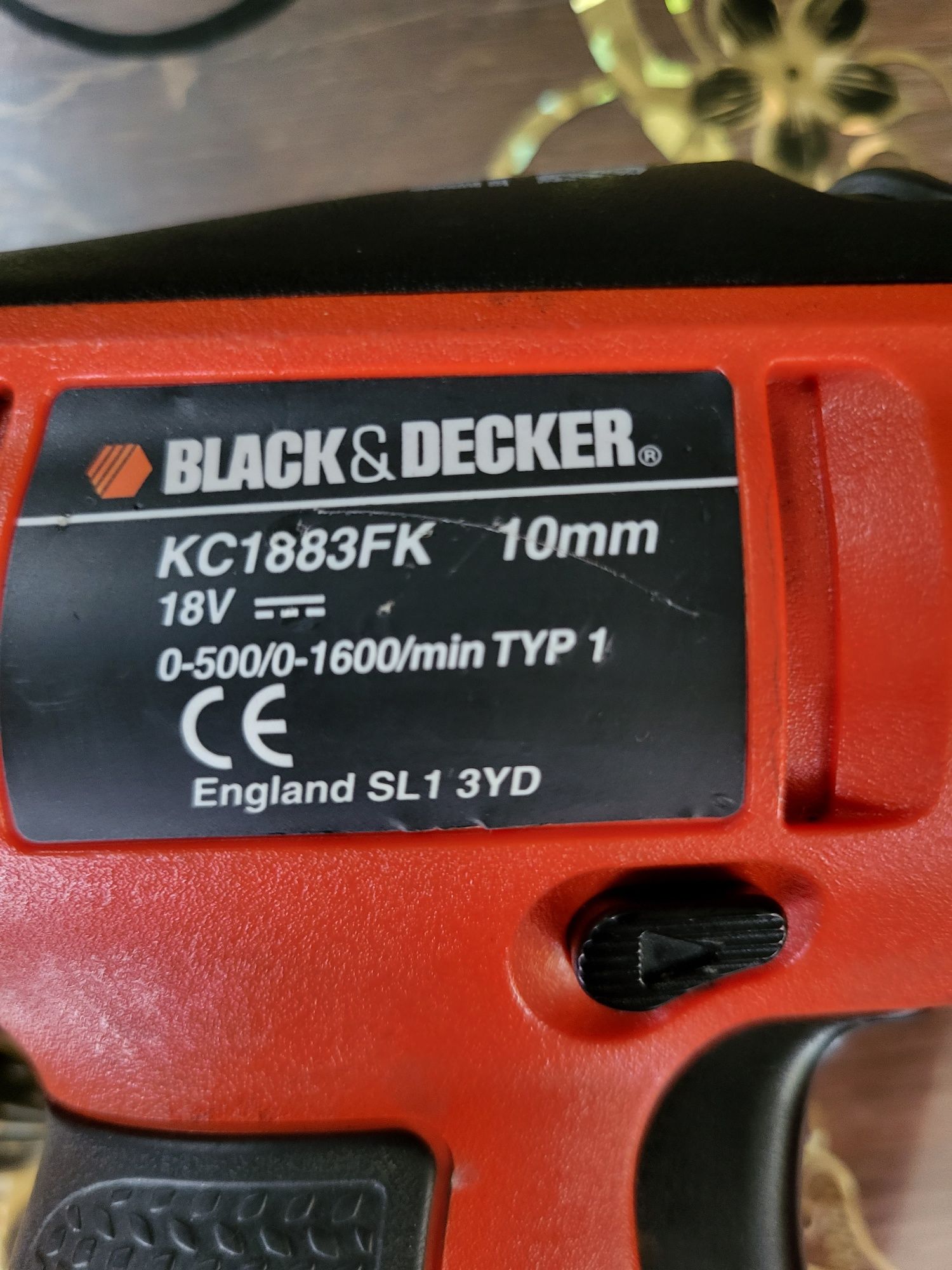 Autofiletanta  cu percuție,  bormașina  cu acumulator  Black&Decker .