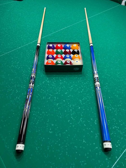 Бильярдные шары и кии для американского пула.