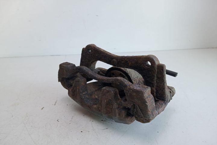 Etrier frana dreapta fata cu suport etrier Toyota Avensis a 2-a gener