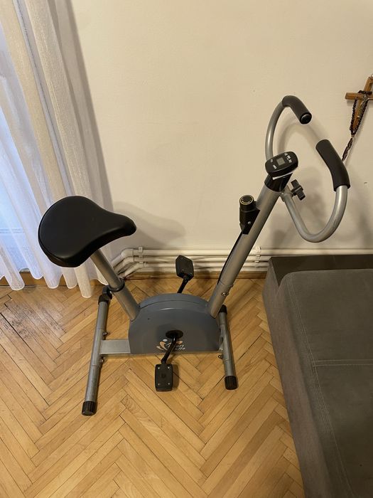 Bicicletă fitness pentru antrenamente acasă