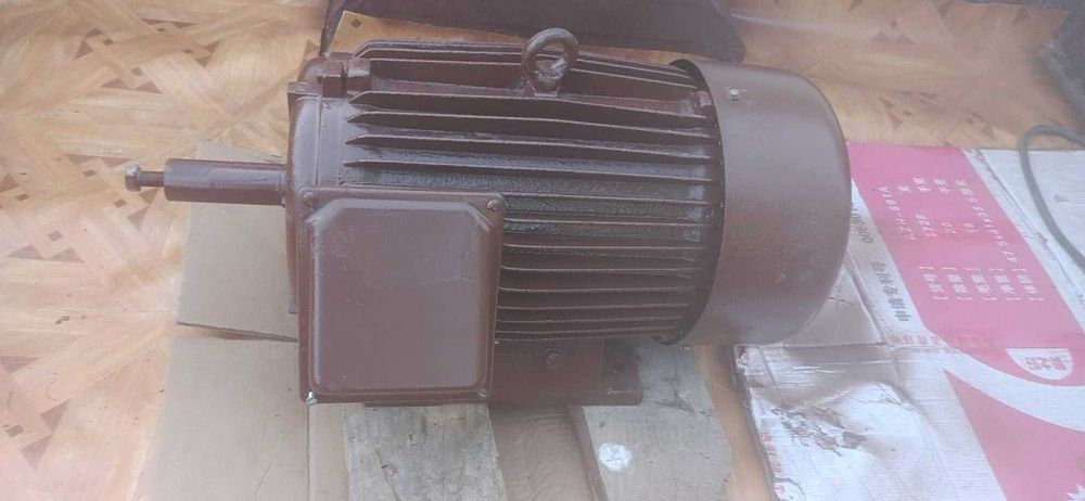 Vând motor electric trifazat