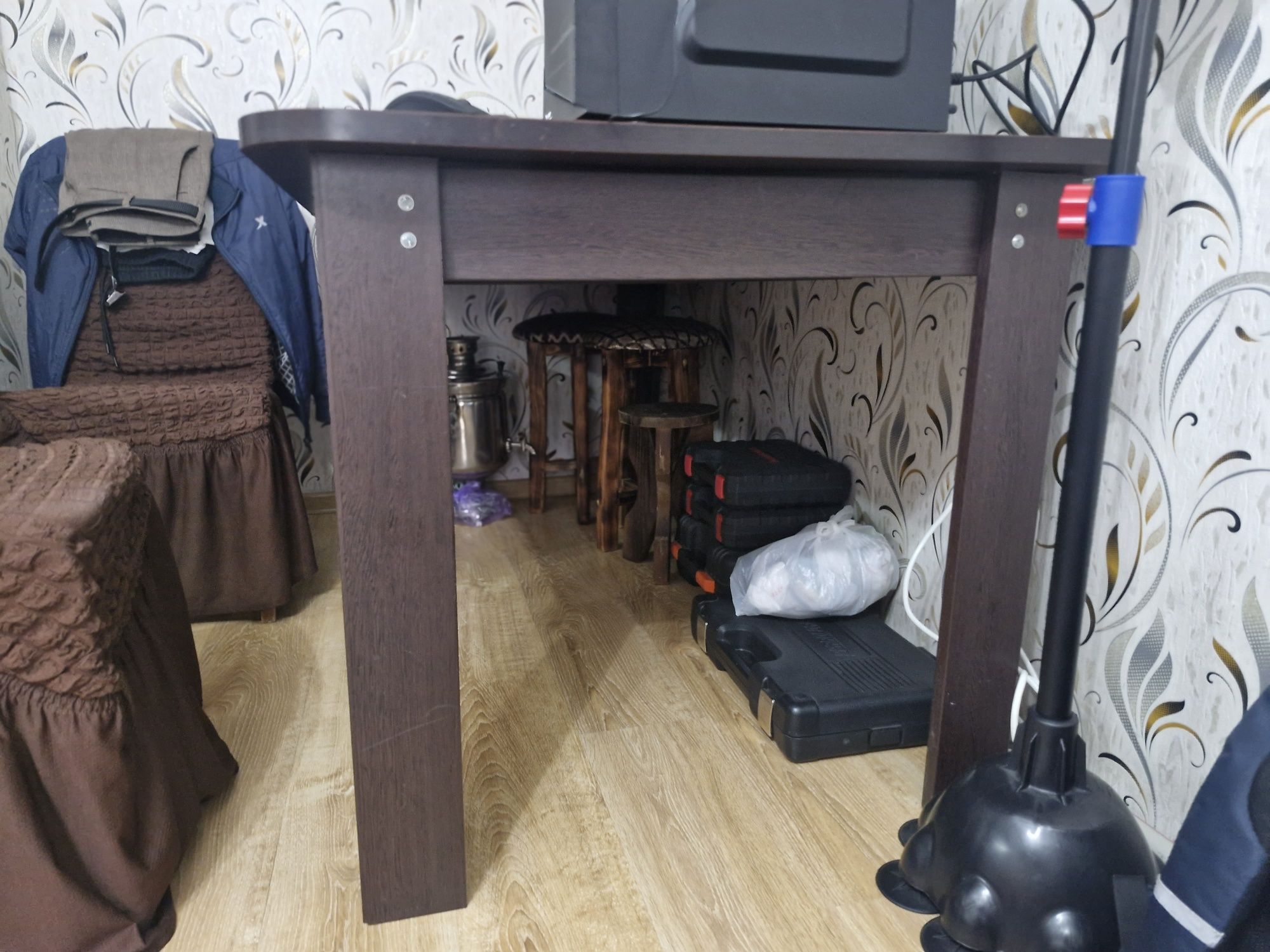 Продам гостевой стол из дерева