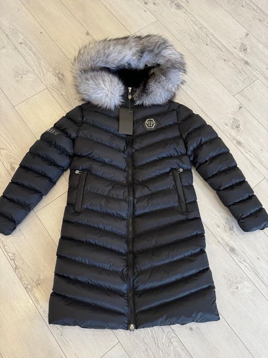 Дамски дълги якета с естествен косъм на качулката.