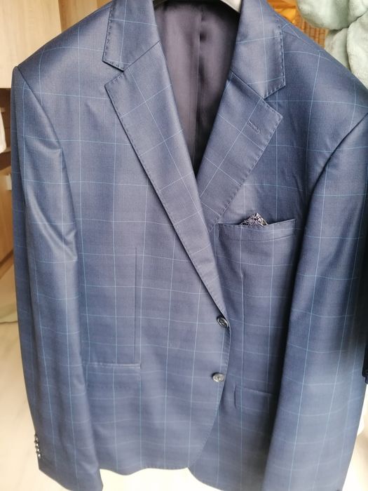 Костюм, риза и вратовръзка.