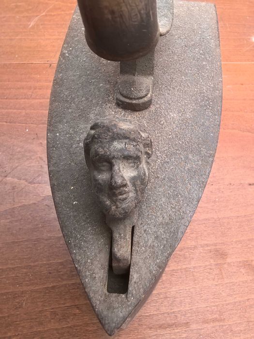 Продавам антика - ютия на въглища с изображение на глава