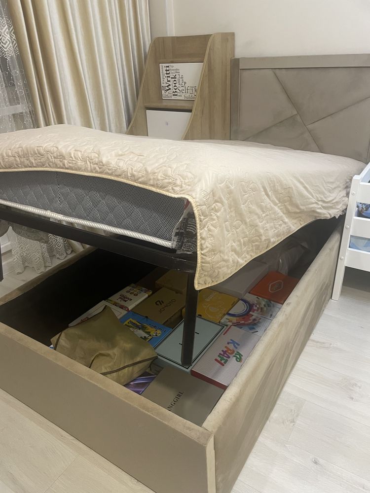 Продам односпальную кровать 90х200 см с подъемным механизмом.