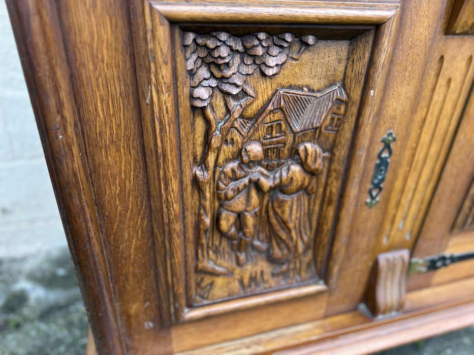 Шкаф с богата дърворезба и декоративна горна надстройка