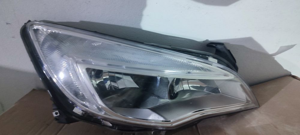 far dreapta opel astra j pe negru și pe argintiu