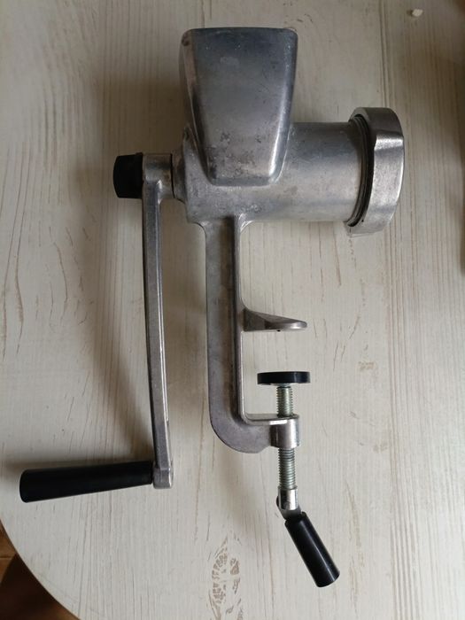 Мясорубка механическая