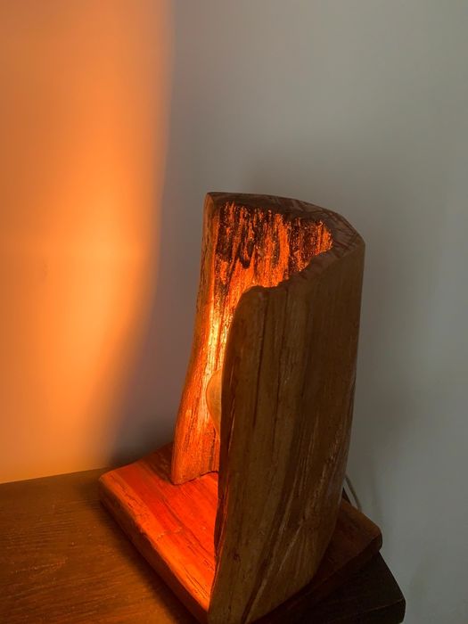 Veioza handmade din lemn natural